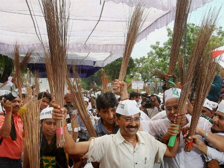டெல்லியில் 2 மடங்கு விலைக்குப் போன ஆம் ஆத்மியின் 'துடைப்பம்'! ஸ்டாக்கே இல்லையாமே!!