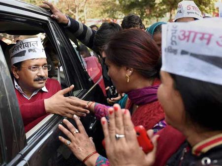 என்னை விட்டு ஓடிப் போக முடியுமா... 'தப்பி ஓடிய' கெஜ்ரிவாலை இழுத்துப் பிடித்து அணைத்து ஆதரித்த டெல்லி