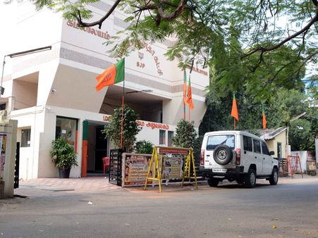 காக்கா ..குருவி கூட எட்டிப் பார்க்காத டெல்லி காங்., பா.ஜ.க. அலுவலகங்கள்!!