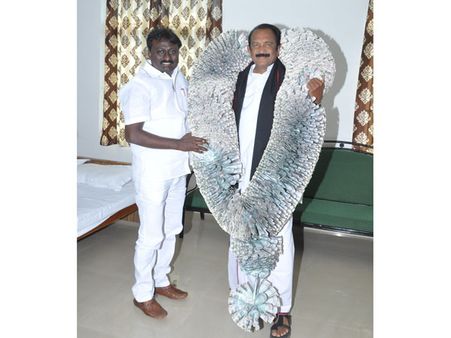 வைகோவுக்கு தூத்துக்குடி மா.செ. ஜோயல் போட்ட பணமாலை!