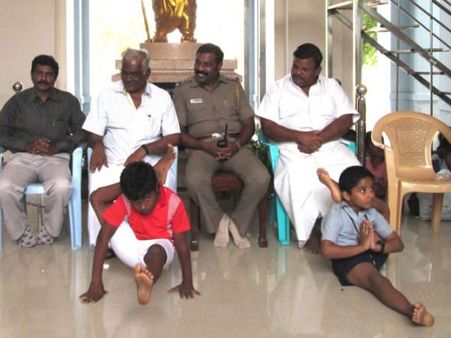 யோகாசனம் மூலம் டெங்கு விழிப்புணர்வை ஏற்படுத்திய மாணவர்கள்!