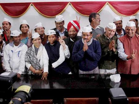 ஆம் ஆத்மி எம்.எல்.ஏ.க்களில் 44 பேர் கோடீஸ்வரர்கள்! 23 பேர் மீது கிரிமினல் வழக்குகள் நிலுவை!