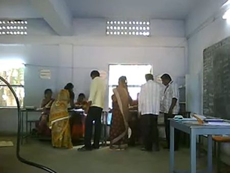 வன்முறையின்றி, விறுவிறுவென நடந்த ஸ்ரீரங்கம் இடைத் தேர்தல்.. 82.54 % வாக்குகள் பதிவு!