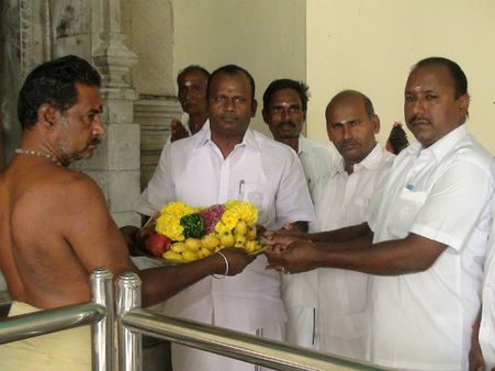 ஸ்ரீரங்கம் தேர்தலில் அதிமுக அதிக வாக்குகள் வித்தியாசத்தில் வெல்ல வேண்டி எம்.எல்.ஏவின் சிறப்பு பூஜை!