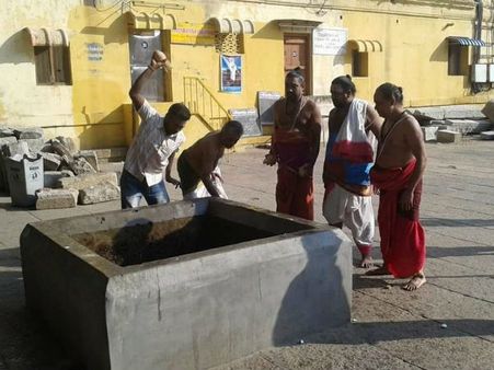 இந்தியா வெற்றி பெற மதுரையில் 108 தேங்காய் உடைத்த சிவாச்சாரியார்கள்