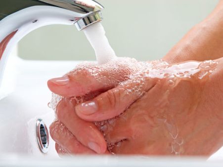 ஹோம்வொர்க்கை செக் பண்ணினா பத்தாது... கை கழுவி இருக்காங்களான்னும் இனி ஆசிரியர்கள் பார்க்கணும்!