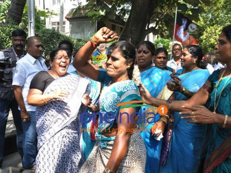 அதாரு அதாரு.. உதாரு உதாரு... ஸ்ரீரங்கம் வெற்றியை குத்தாட்டம் ஆடிக் கொண்டாடிய அதிமுக மகளிர்!