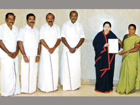 ஜெயலலிதாவிடம் ஆசி பெற்றார் ஸ்ரீரங்கம் வளர்மதி