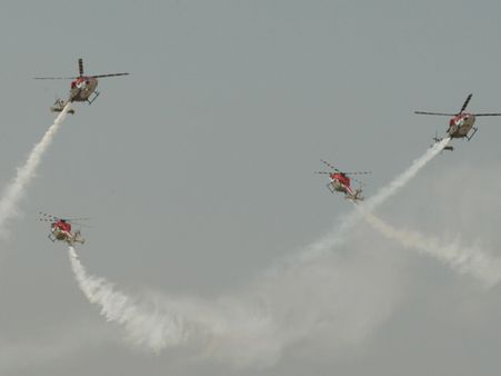 சாகசங்களில் பறந்து, பறந்து அசத்தும் “சாரங்” – ஏரோ இந்தியா வான்வெளி சாதனைகள்