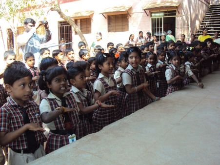 பள்ளிகளில் உறுதிமொழி எடுக்கையில் வலது கையை நெஞ்சில் வைக்க வேண்டியது இல்லை: தமிழக அரசு