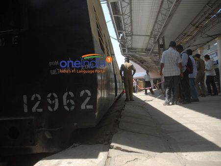 சென்னையில் தடம்புரண்ட கடற்கரை- வேளச்சேரி பறக்கும் ரயில்! ரயில் சேவை கடும் பாதிப்பு!!