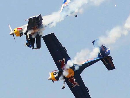 உரசிக் கொண்ட இரு விமானங்கள் - பெங்களூர் ஏரோஇந்தியா ஷோவில் பரபரப்பு!