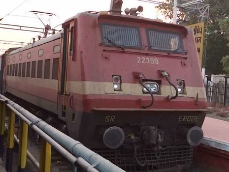 ஊழியர்களின் அஜாக்கிரதை... ஏற்காடு எக்ஸ்பிரஸில் ‘எஸ் 3’ பெட்டி மிஸ்ஸிங்... பயணிகள் தவிப்பு !