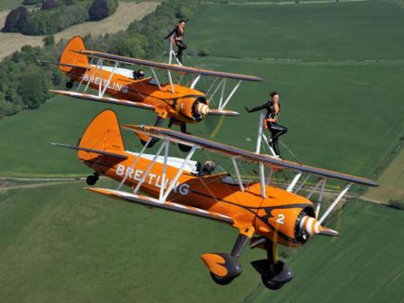 பறக்கும் விமானத்தின் வெளியே நின்றபடி சாகஸங்கள்.. பெங்களூர் விமான கண்காட்சியில்