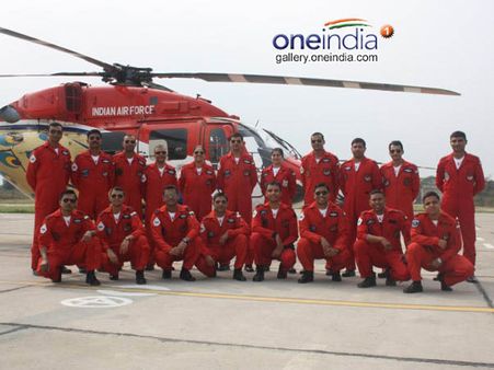 விமானப்படையின் சாரங் சாகச அணியில் அசத்தும் பெண் அதிகாரிகள்