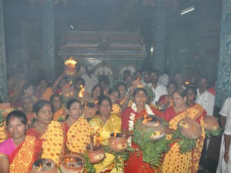 ஈரத் துணியுடன் அதிகாலையில் பிடாரி இளங்காளியம்மன் கோவிலில் பா. வளர்மதி...!