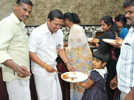 துபாயில் நடந்த ஜெயலலிதாவின் பிறந்தநாள் விழா கொண்டாட்டம்