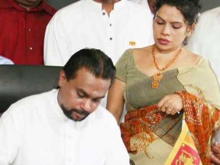 பாஸ்போர்ட் மோசடி: ராஜபக்சே ஆட்சிக் கால அமைச்சர் விமல் வீரவன்சவின் மனைவி கைது