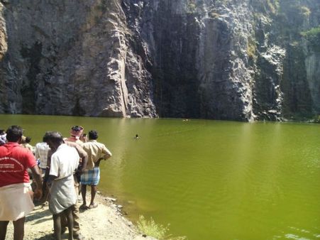 சென்னை: 300 அடி ஆழ குவாரி குட்டையில் மூழ்கிய லாரி: பலியான கிளீனர் உடலை மீட்பதில் சிக்கல்!