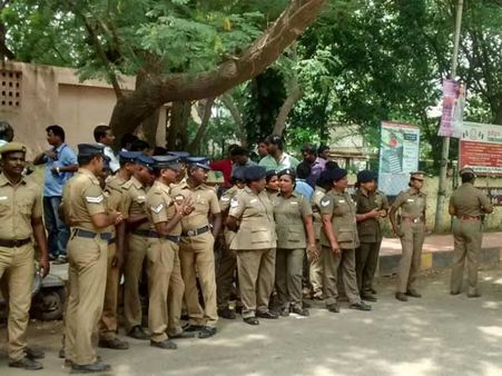 வேலூரில் 2 பிரிவினருக்கிடையே மோதல் – 1000 பேர் வெளியேற்றம்; போலீஸ் குவிப்பு