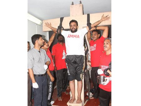 ஜெயலலிதா மீண்டும் முதல்வராக வேண்டி சிலுவையில் அறைந்து கொண்ட ஷிஹான் ஹுசைனி!