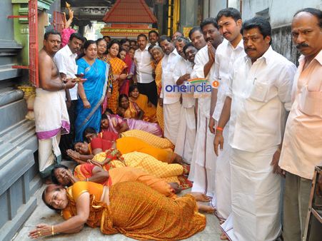 ஜெயலலிதா 67வது பிறந்தநாள்: அங்கபிரதட்சணம், தீச்சட்டி, பறவைக்காவடி அதிமுகவினர் படு ஜோர்