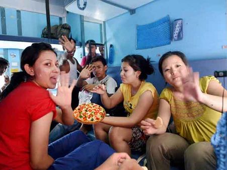 ஒரே போன்... இனி, ஓடும் ரயிலிலும் சூடாக பீட்சா சாப்பிடலாம்!