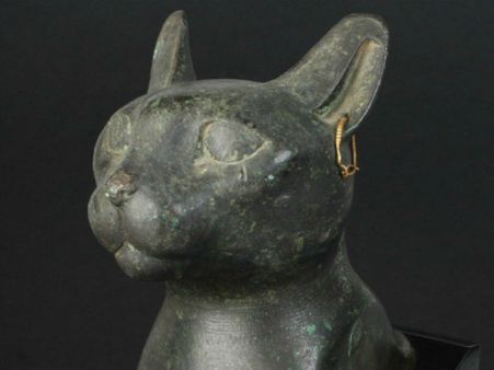 குப்பையில் கிடந்த 2,500 வருட பழமையான பூனை சிலை: ரூ. 52 லட்சத்துக்கு ஏலம்