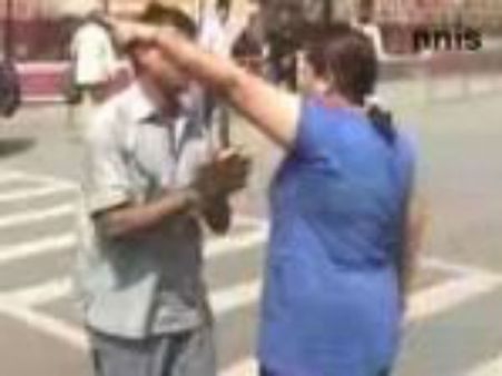 தகாத வார்த்தையில் திட்டிய டாக்ஸி டிரைவர்: நடு ரோட்டில் கன்னத்தில் அறைந்த வீரப்பெண்