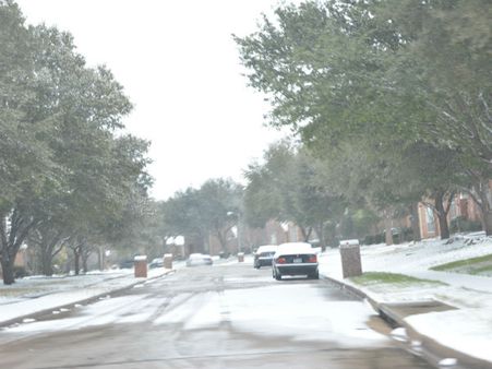 கடும் பனிப் பொழிவின் பிடியில் டல்லாஸ்... ஒரே நாளில் நூற்றுக்கணக்கான கார் விபத்துகள்!