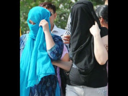 ஆபாச படம் எடுத்து மிரட்டும் காதலனால் பார்ட் டைம் பாலியல் தொழிலாளியான கோவை மாணவி!