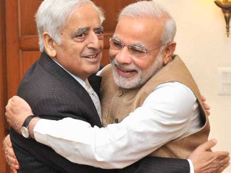 தாழப் பறக்கும் காக்கைகள் - 24: காஷ்மீர்: பொருந்தா உறவா புதிய புத்தகமா?