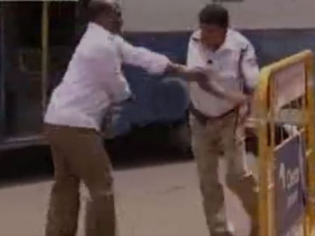 பெங்களூரில் டிராபிக் ஜாமில் சிக்கிய ஆம்புலன்ஸ் செல்ல உதவிய மாஜி ராணுவ வீரரை தாக்கிய எஸ்.ஐ.