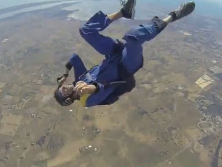 பல்லாயிரம் அடி உயரத்தில் டைவ் அடித்தபோது ”சொய்ங்”னு மயங்கிய வீரர்... காப்பாற்றிய பயிற்சியாளர்!