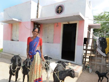 29 திருநங்கைகளுக்கு விலையில்லா வீட்டு மனை... 20 பேருக்கு பசுமை வீடு... கலக்கும் கரூர் மாவட்டம்