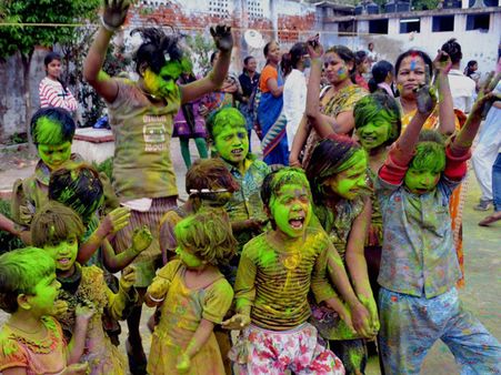 வந்தது வசந்தம் தரும் ஹோலி – கொண்டாடி மகிழ்ந்த வெளிநாட்டவரும், கடவுளின் குழந்தைகளும்!