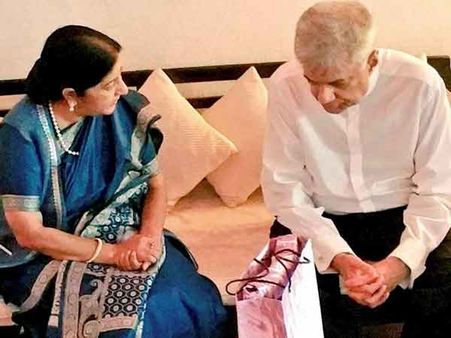 இலங்கையில் சுஷ்மா ஸ்வராஜ்- அதிபர் சிறிசேன, பிரதமர் ரணிலுடன் சந்திப்பு! 