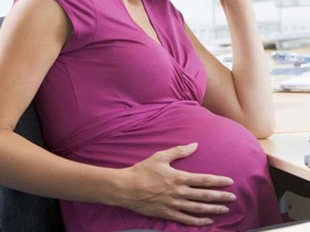 மகனுக்காக வாடகைத் தாயாக மாறி ‘பேரனை’ப் பெற்றெடுத்த பாட்டி... இங்கிலாந்தில்!