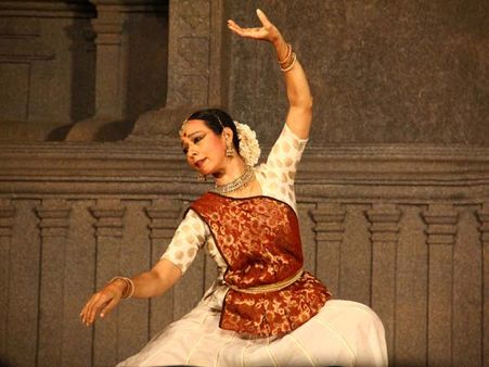 மகளிர் தின ஸ்பெஷல்: 'கதக்' ஆடி அசத்திய பி.ஹெச்.டி. மாணவ, மாணவியர்