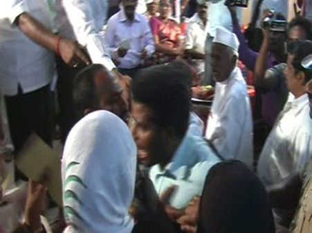 கலெக்டர் முன்னிலையில் பெண்ணுக்கு அடி... செங்கோட்டை மனுநீதி நாள் கூட்டத்தில் பரபரப்பு!