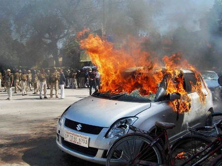 நீதிமன்ற வளாகத்தில் வக்கீலை சுட்டுக்கொன்ற போலீஸ்: உ.பியில் கலவரம், வன்முறை