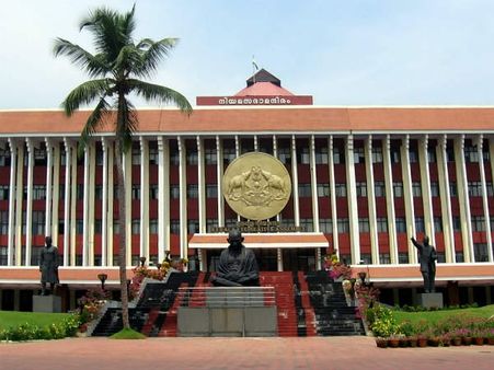 கேரள சட்டசபையில் அமளி... தடியடிக்கு இடையில் பட்ஜெட் தாக்கல்