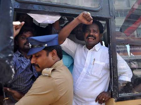 மோடியின் இலங்கைப் பயணம்... ஆளுநர் மாளிகையை முற்றுகையிட்ட 300 தமிழ் அமைப்பினர் கைது!