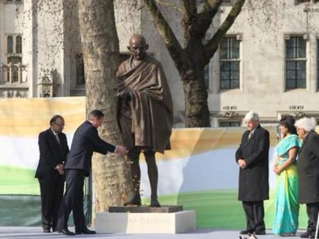 இங்கிலாந்து நாடாளுமன்ற வளாகத்தில் காந்தி சிலை.. ஜேட்லி திறந்து வைத்தார்!