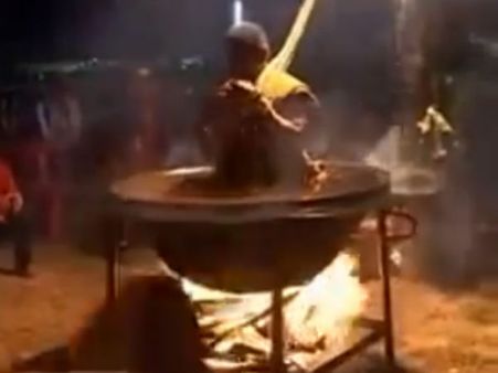 கொதிக்கும் எண்ணெயில் கூல் தியானம்!... அதிசய புத்த துறவி!!