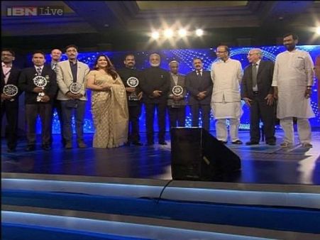 ஆமா... சிஎன்என் - ஐபிஎன் சிறந்த இந்தியர் விருது விழாவில் குஷ்புவுக்கு என்ன வேலை?