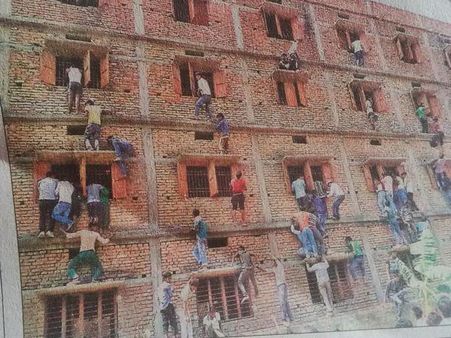 ஸ்பைடர்மேனாக மாறிய பீகார் பெற்றோர்கள்... கட்டட்டத்தில் தொற்றி ஏறி பிள்ளைகளுக்கு பிட்டு தானம்!!