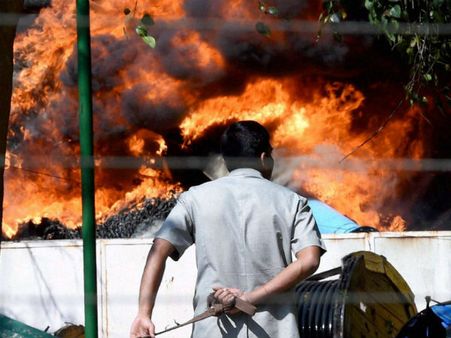 நாடாளுமன்ற வளாகத்தில் ஏற்பட்ட தீ கட்டுக்குள் வந்தது... பேராபத்து தவிர்ப்பு