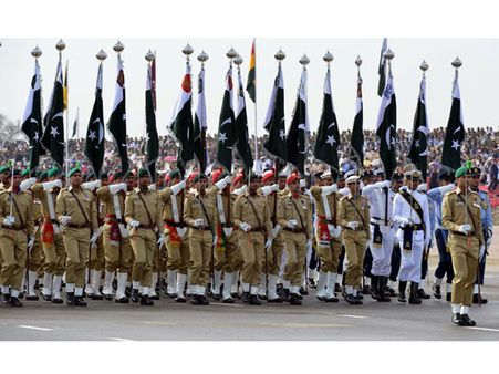 7 ஆண்டுகளுக்குப் பின் பாக். குடியரசு தின விழா- முப்படைகளின் மிரட்டலான அணிவகுப்பு!!