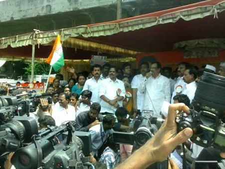 மாரியம்மா.. மேரியம்மா.. அம்மா... அம்மா... சேப்பாக்கத்திலிருந்து ஈவிகேஎஸ் இளங்கோவன்!